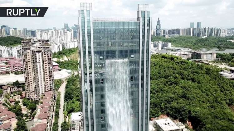 شاهد ناطحة سحاب صينية تضم شلالا اصطناعيا