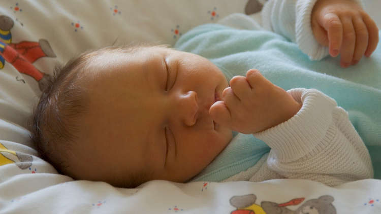 الرضاعة الطبيعية في الساعة الأولى من الولادة تخفض خطر وفاة الطفل