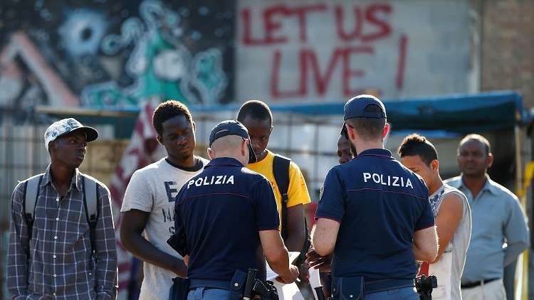 جدل في إيطاليا إثر قيام سفينة بإعادة مهاجرين إلى ليبيا