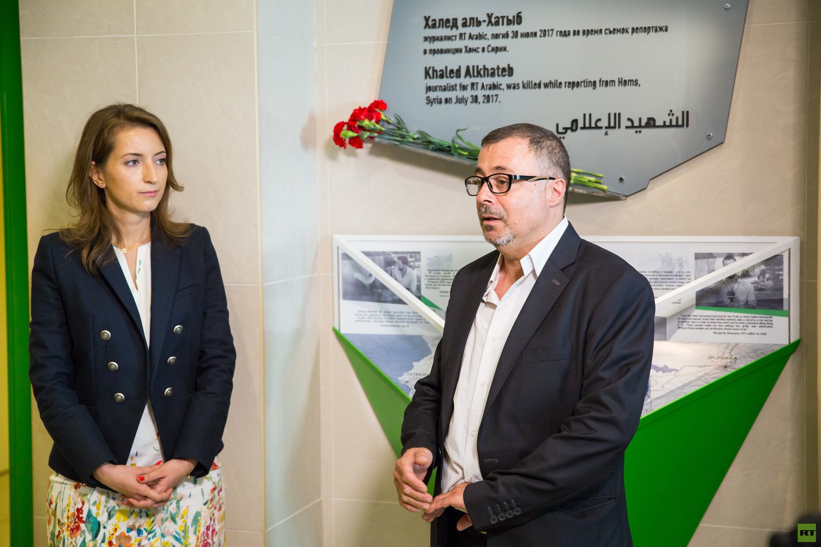 والد الراحل خالد الخطيب برفقة مديرة قناة RT ARABIC مايا مناع