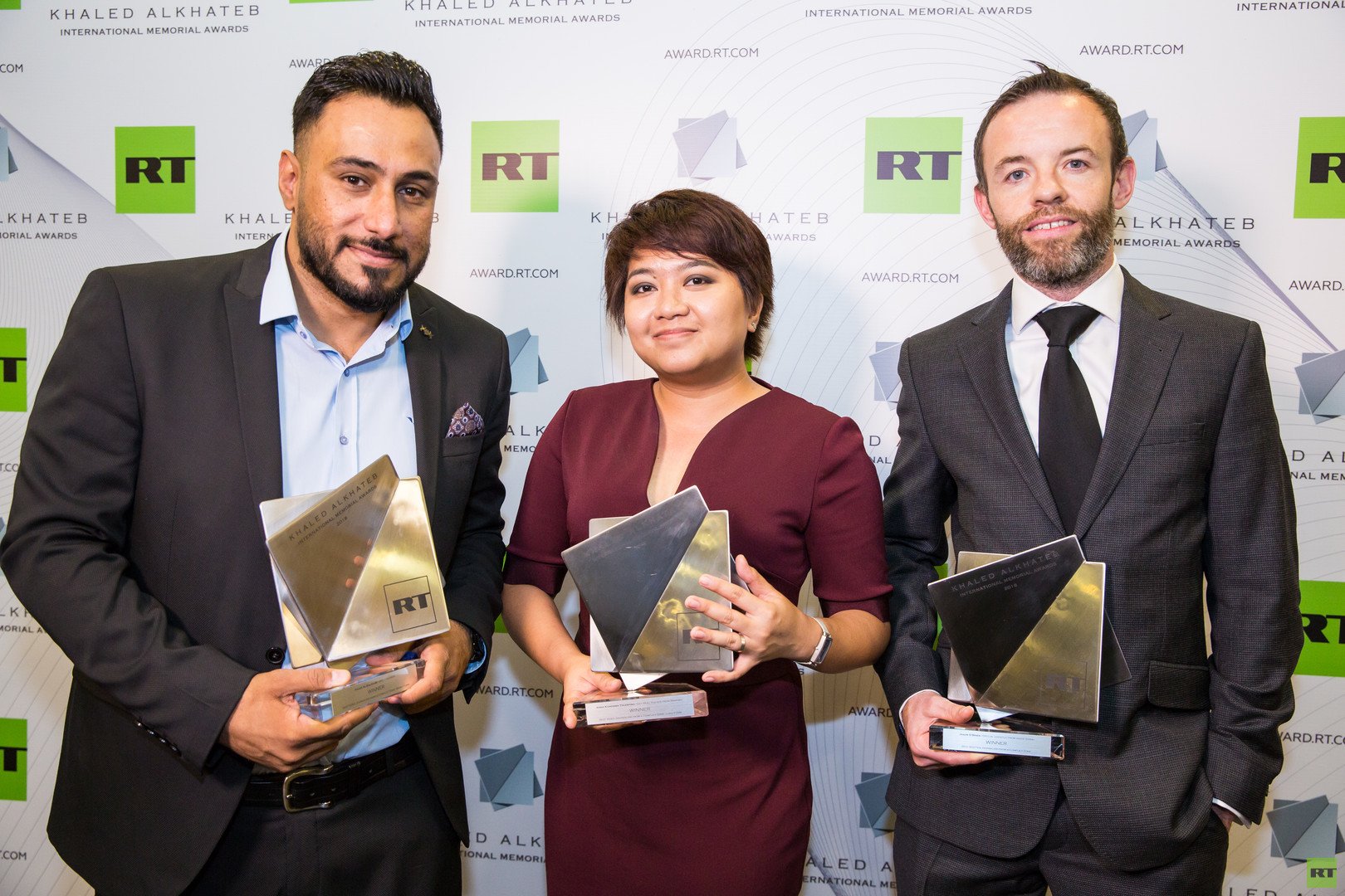 الفائزون بجائزة خالد الخطيب الدولية جونسون براين من إيرلندا وآنا كارينينا تولينتينو من سنغافورة وأسعد الزلزلي من العراق