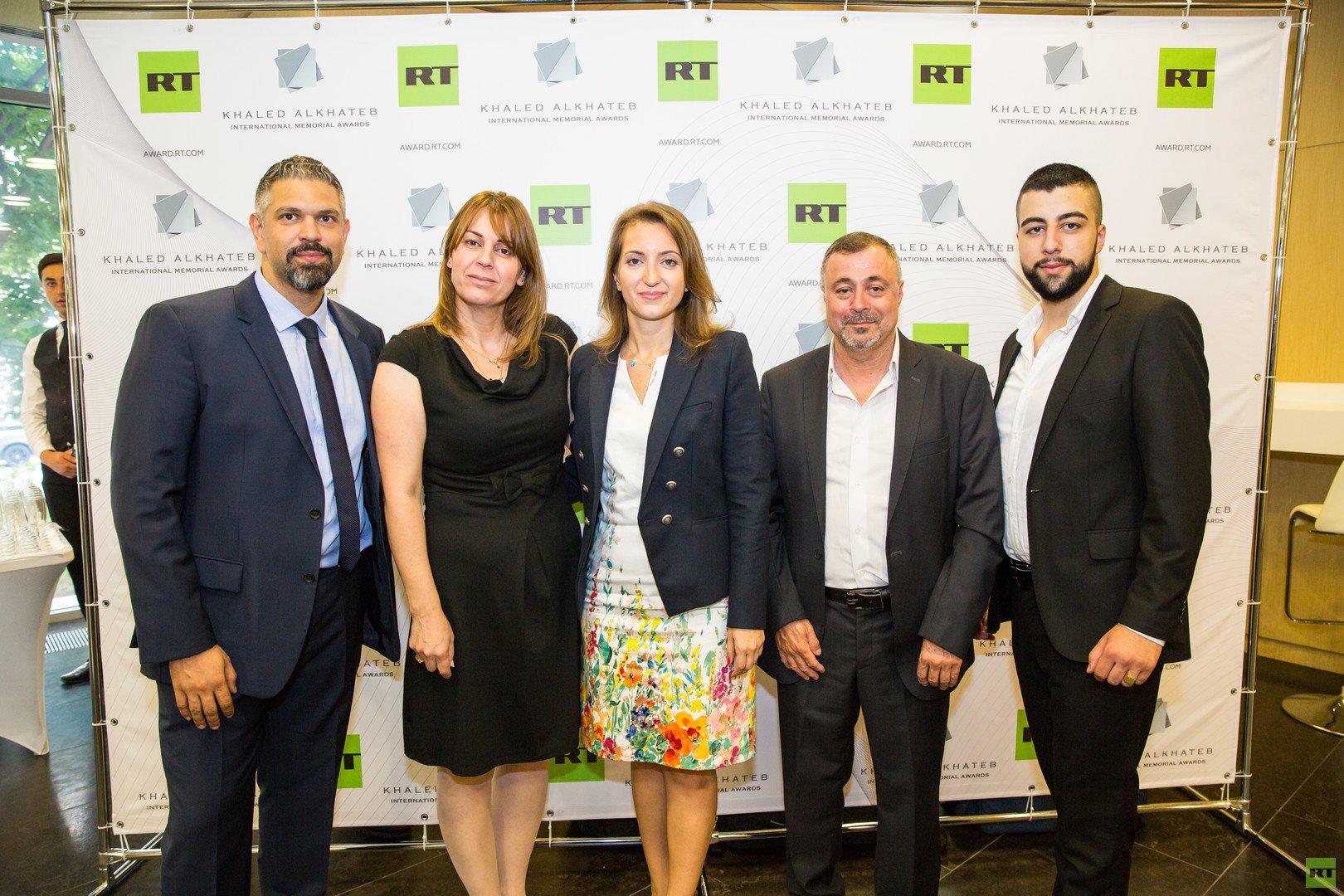 أسرة خالد الخطيب مع مديرة قناة "RT"  العربية مايا مناع والزميل نوفان هلسة