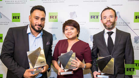 الفائزون بجائزة خالد الخطيب الدولية جونسون براين من إيرلندا وآنا كارينينا تولينتينو من سنغافورة وأسعد الزلزلي من العراق