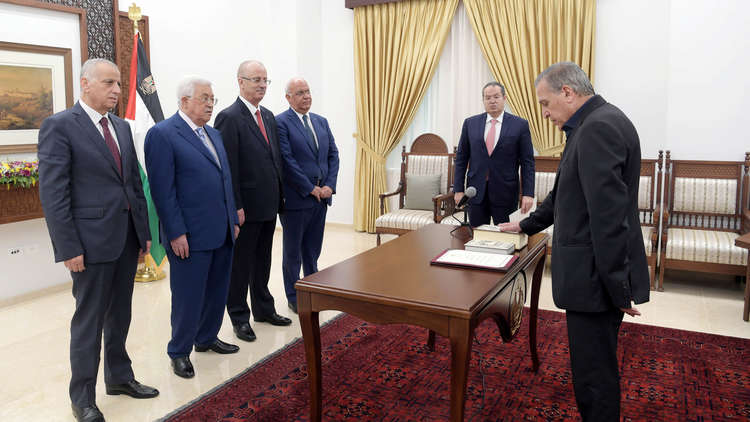 نبيل أبو ردينة يؤدي اليمين القانونية أمام الرئيس الفلسطيني محمود عباس