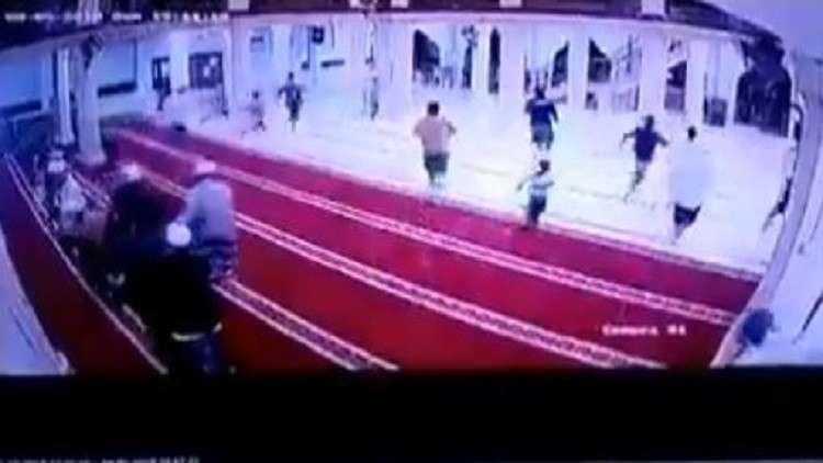 مصلون ينجون بحياتهم في اللحظة المناسبة