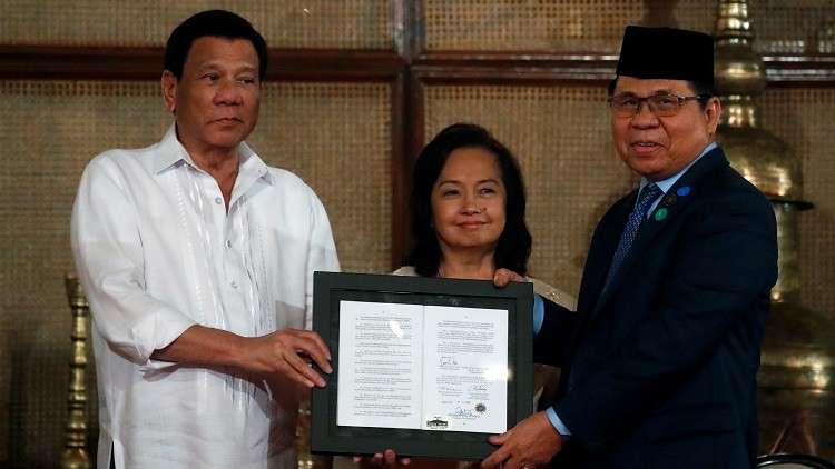 رئيس الفلبين يسلم وثيقة قانون الحكم الذاتي للمسلمين