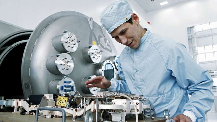 روغوزين: من الضروري الانتقال إلى خطوط إنتاج الأقمار الاصطناعية