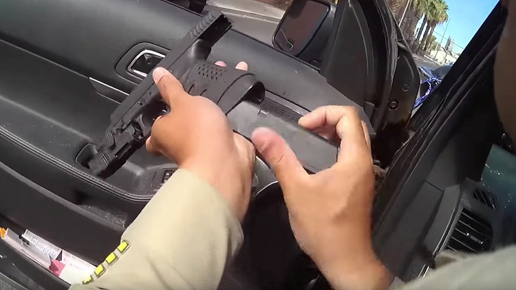 لحظة قتل شرطي أمريكي لمدني أعزل أمام عائلته! (فيديو)