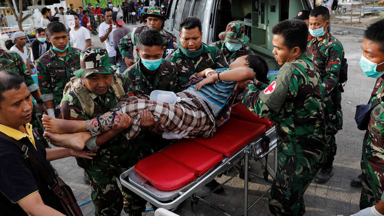 بالفيديو.. انقاذ امرأة من تحت الأنقاض بعد يومين من زلزال إندونيسيا