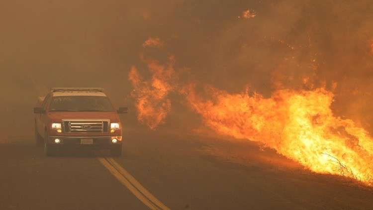 كاليفورنيا تكافح أكبر حرائق غابات في تاريخها
