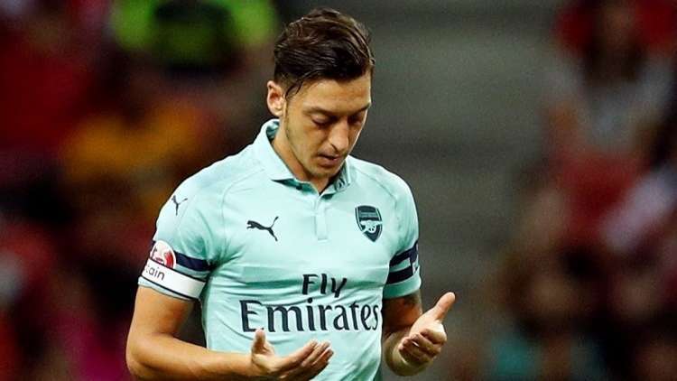 أوزيل "يغرد" باللغة العربية