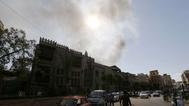 إخماد حريق في سينما وسط القاهرة