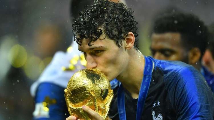 شاهد.. ابنة أسطورة تغني لصاحب أجمل هدف في مونديال 2018