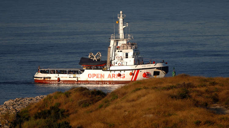سفينة محملة باللاجئين تصل إلى ميناء في إسبانيا 