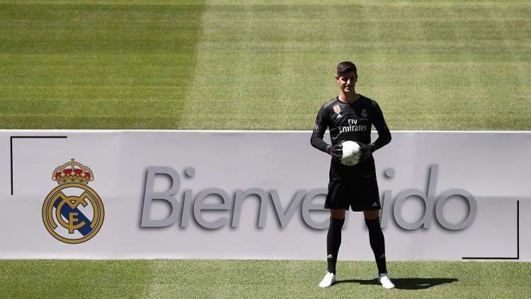 بالفيديو.. كورتوا يلتقط صورة سيلفي بـ