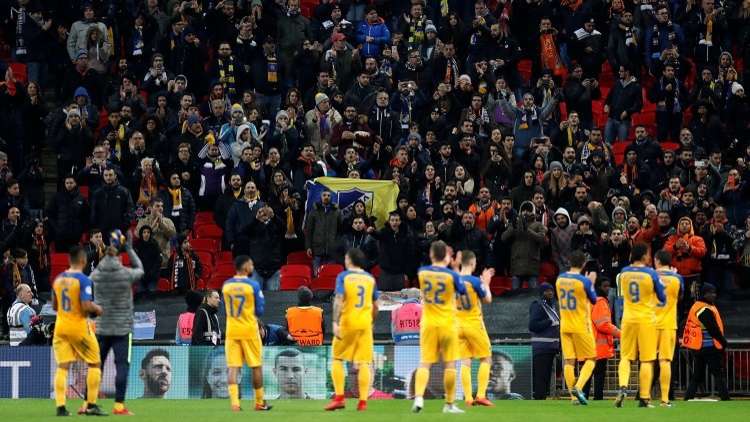 رشق لاعب عربي بزجاجات المياه من قبل جمهور فريق إسرائيلي (فيديو)