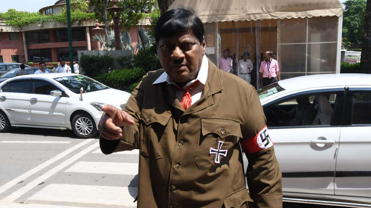 نائب بزي هتلر في البرلمان الهندي!