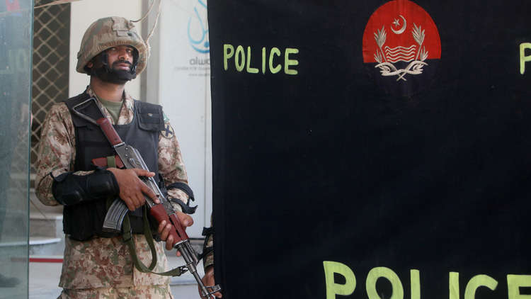 باكستان.. مقتل 3 ضباط  بهجوم مسلح وانتحاري يستهدف عمالا صينيين