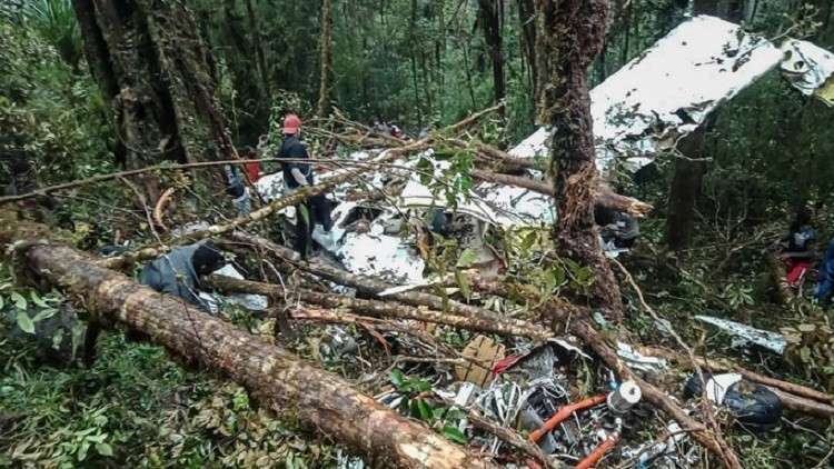 نجاة طفل بأعجوبة من حادث تحطم طائرة في أندونيسيا 