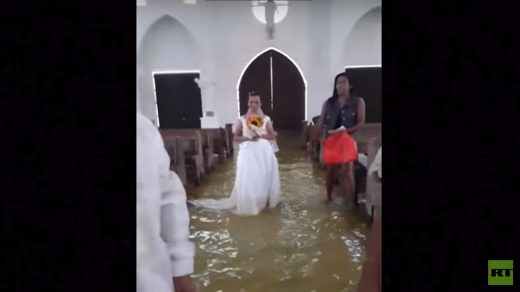 استمرار مراسم الزواج بالرغم من طوفان داخل الكنيسة! (فيديو)
