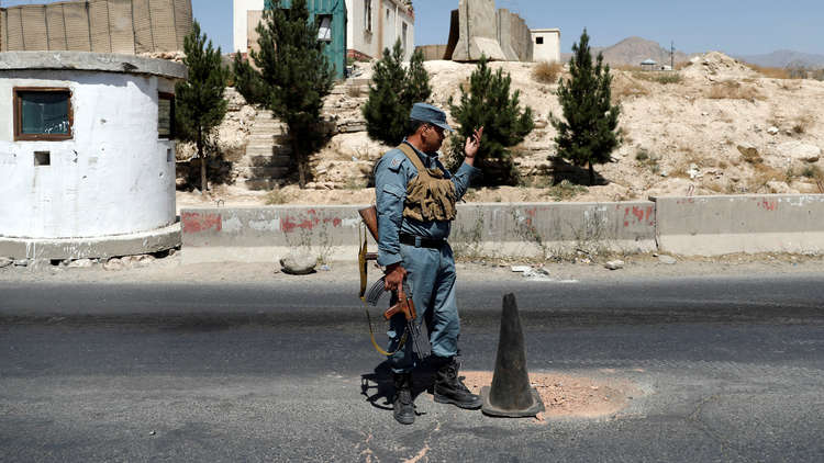 مسلحو طالبان يقتحمون قاعدة عسكرية أفغانية ويأسرون عشرات الجنود