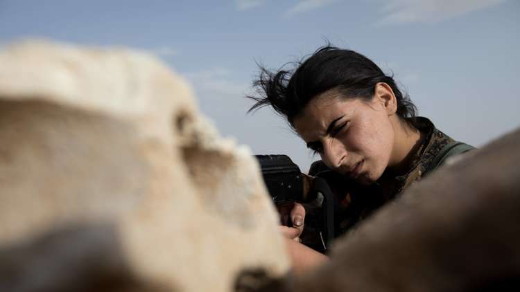 أكراد سوريون يستخدمون سلاحهم ضد الأمريكان