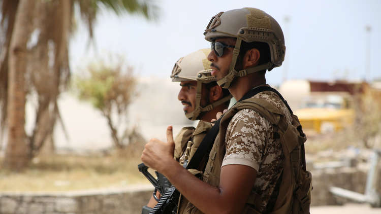 "إندبندنت": المعركة في مدينة المكلا تثير تساؤلات