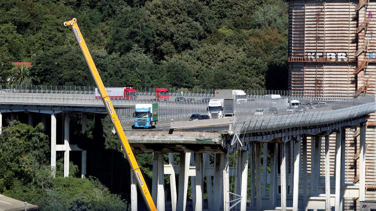 السلطات الإيطالية تحدد المسؤولين عن انهيار جسر جنوى 
