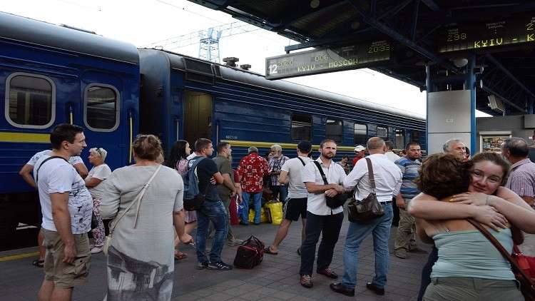 أوكرانيا تهدد روسيا بقطع حركة القطارات والباصات وموسكو ترد