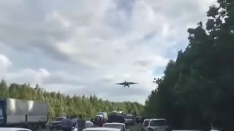 مقاتلات تهبط على طريق للسيارات وسط ذهول السائقين 