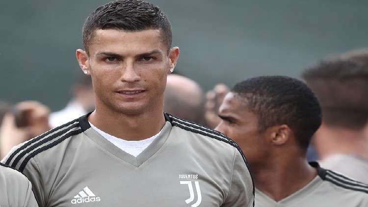 شاهد.. رونالدو يغني وسط تشجيع حار من الجمهور