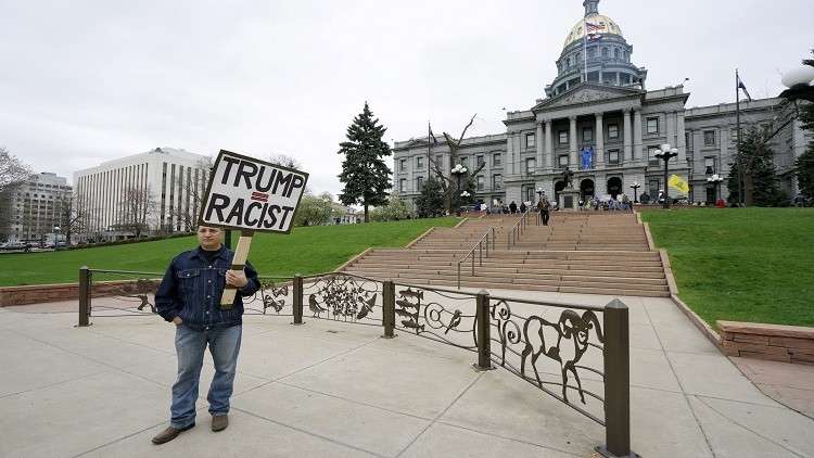 لعنة صورة بوتين تحل على مستشارة أمريكية 