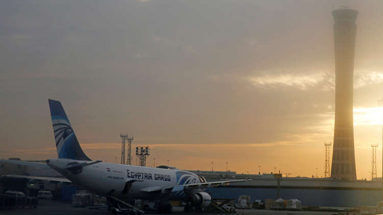 وزير يكشف عن خطة لزيادة أجور العاملين في قطاع الطيران المصري