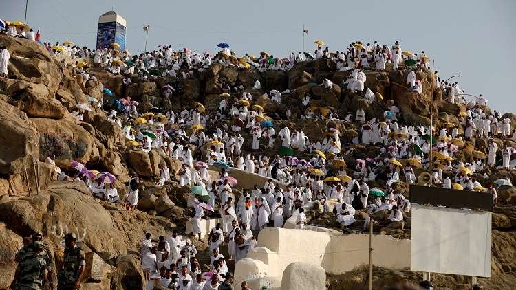 الحجاج ينصتون إلى خطبة يوم عرفة بخمس لغات