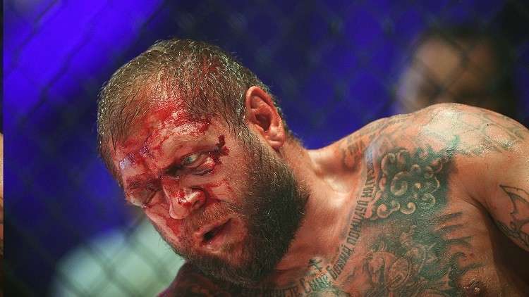 شاهد.. مواجهة دموية بين مقاتل روسي وآخر أمريكي