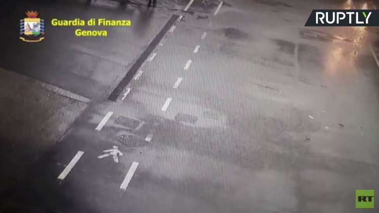 لحظة انهيار جسر جنوى 