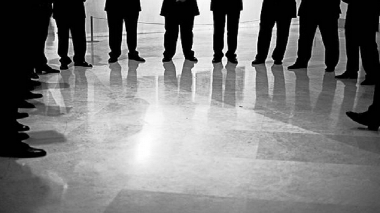 علماء يكشفون سبب إيمان الناس بنظريات المؤامرة!