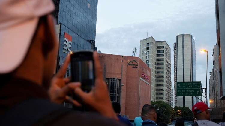 ناطحة سحاب تترنّح في فنزويلا بسبب الزلزال