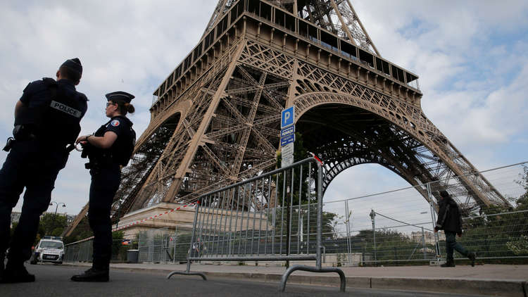 رجل يقتل بسكين والدته وشقيقته في ضواحي باريس