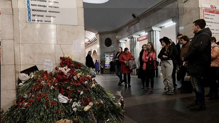 مواطنون يضعون أكاليل زهور في محطة مترو في سان بطرسبورغ شهدت تفجيرا انتحاريا