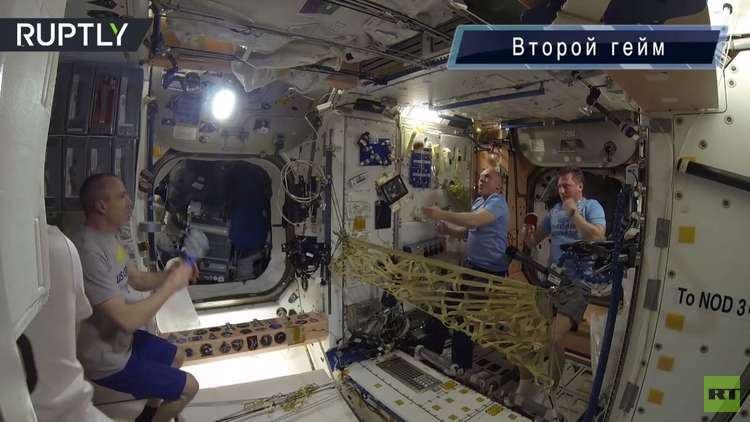 شاهد كيف يلعب التنس طاقم المحطة الفضائية الدولية في ظروف انعدام الجاذبية