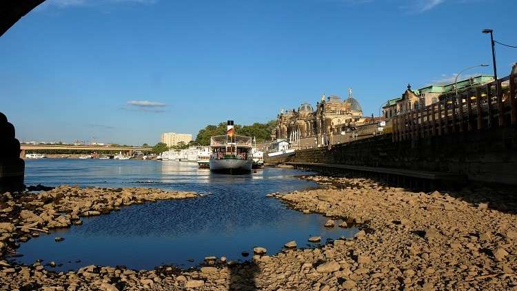 "عندما تراني ابكِ".. رسائل مخفية تحذر من المستقبل العصيب!