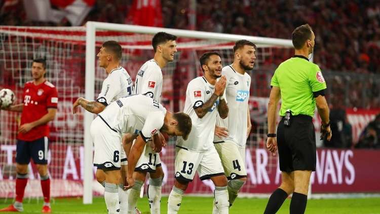 شاهد .. إعادة تنفيذ ضربة جزاء ضائعة جراء الـ "VAR"