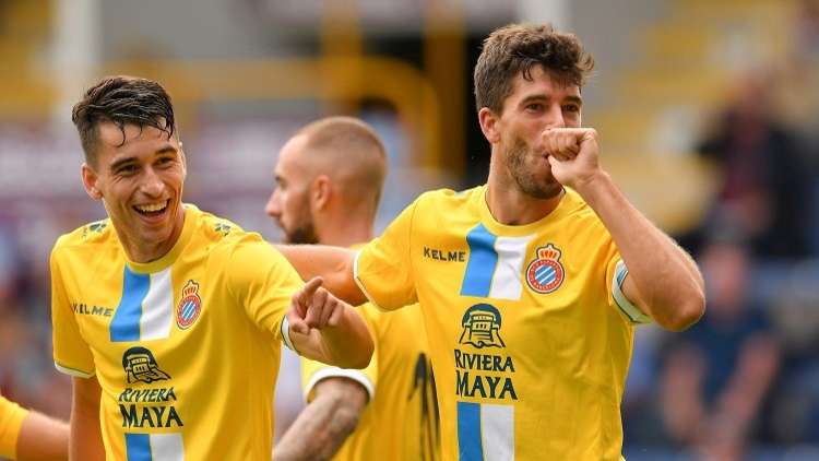 شاهد.. مرمى الخفافيش يتلقى هدفا بالمسطرة والقلم في برشلونة