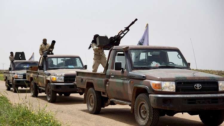 فلول المسلحين يسلمون مئات البنادق وأطنانا من الذخائر غرب سوريا