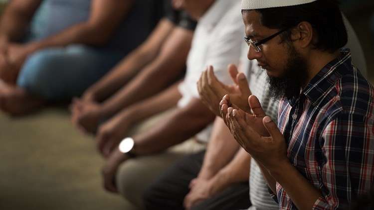 سرقة حذاء نائب برلماني أثناء صلاة الجمعة في مصر