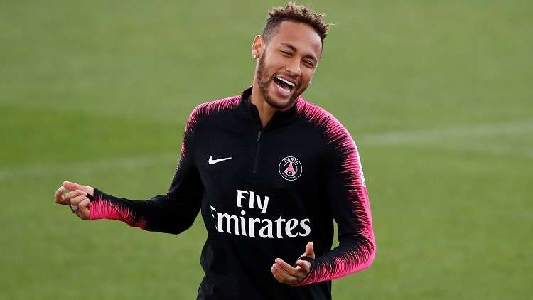 شاهد.. نيمار يحتفل بطريقة ساخرة على لافتة تصفه بـ"الطفل الباكي"