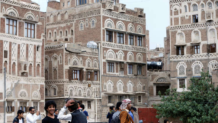 الحكومة اليمنية تأمر بإيقاف استيراد السلع الكمالية