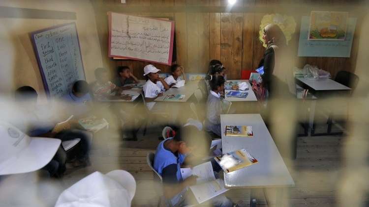 بالفيديو.. طفلة فلسطينية تتحدى سياجا إسرائيليا لبلوغ مدرستها