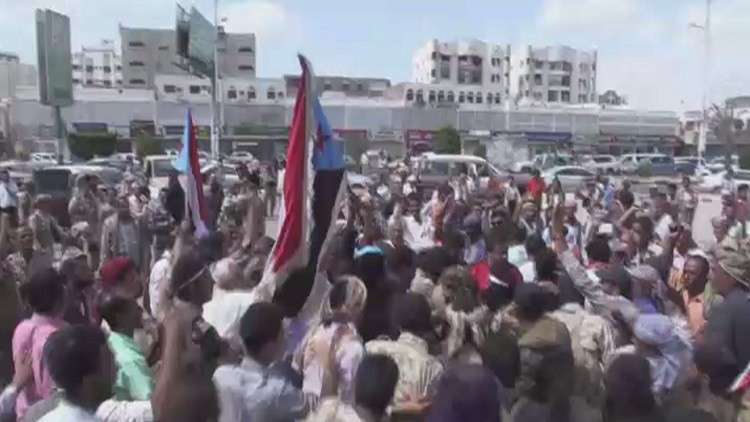 اليمن.. محافظ حضرموت يهدد حكومة هادي بوقف إمدادات النفط